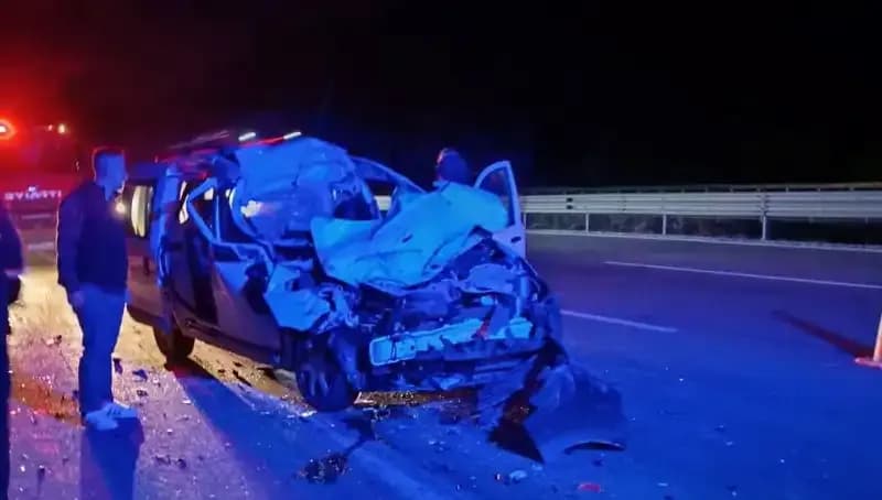 Otoyolda Feci Kaza: TIR’a Çarpan Araç Hurdaya Döndü!