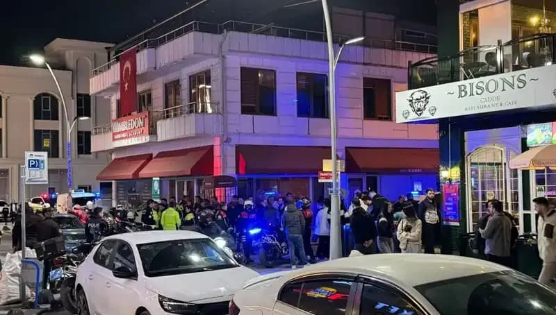 Kafe Sahibi Engellemeye Çalıştı, Havaya Ateş Açan Kişi Tarafından Bıçaklandı