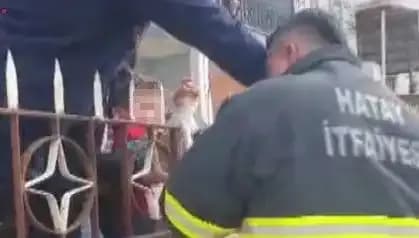 Hatay'da Şok Edici Kaza: Çocuğun Koluna Demir Korkuluk Saplandı!