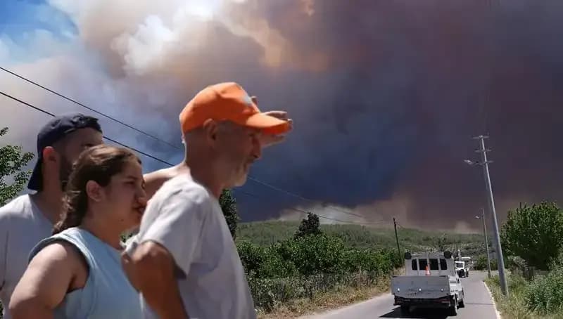Üç İlde Yangınlar Devam Ediyor: İzmir'de Boşaltılan Köy ve Mahalleler