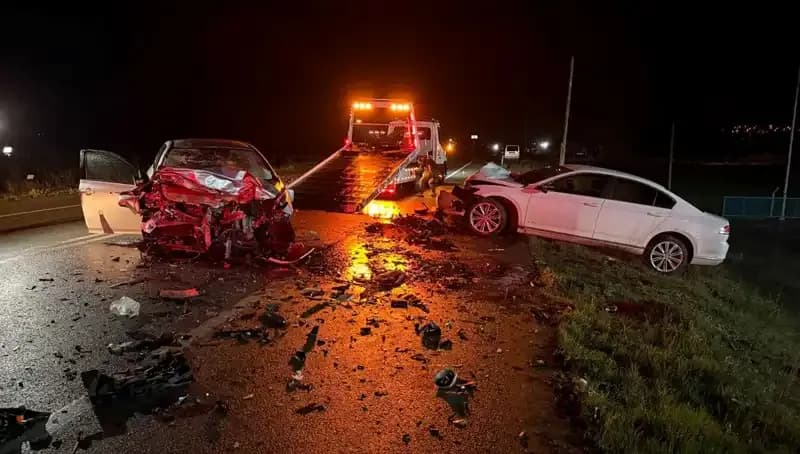 Çanakkale'de Şok Kaza: İki Araç Kafa Kafaya Çarpıştı, 3 Hayatını Kaybetti