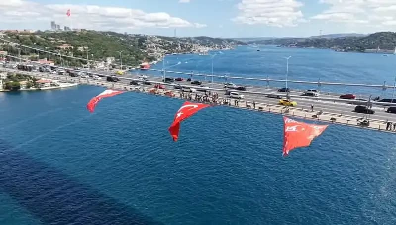 Tarihi Köprüye Dev Türk Bayrağı Asıldı, Coşku Dolu Anlar Yaşandı