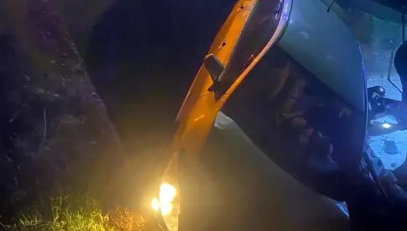 Adana'da Devrilen Otomobil Sonucu İki Kişi Yaralandı, Kaza Anı Şok Edici!