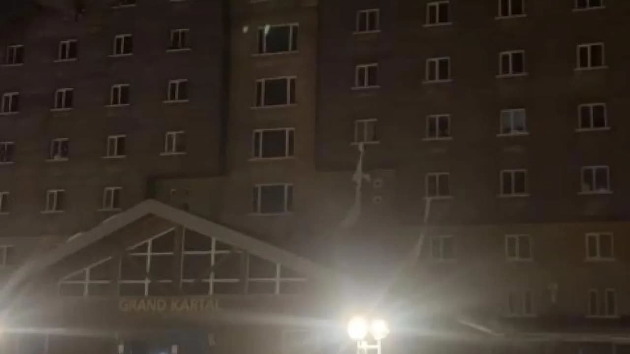 Oteldeki Yangın Sonrası Çarşaflarla Kurtulanlar