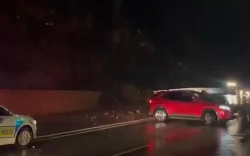 Hakkari'de Meydana Gelen Heyelan, Dev Kayaların Yolu Kapattı