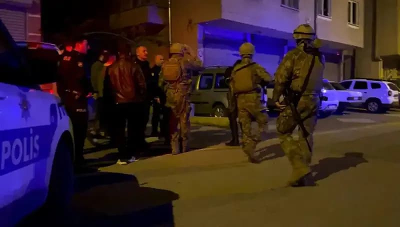 : Balkondan Tüfekle Ateş Açan Şahıs, Polisin Gelmesiyle Kendini Eve Kilitledi
