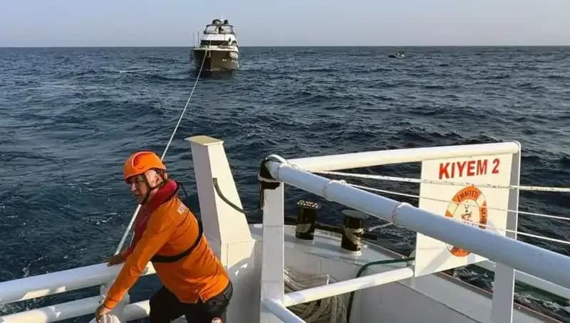 Marmaris Açıklarında Sürüklenen Tekne, Cesur Kurtarma Operasyonu ile Hayata Döndü