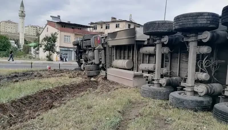 Freni Boşalan TIR Erzurum'da Korkunç Bir Kazaya Sebep Oldu