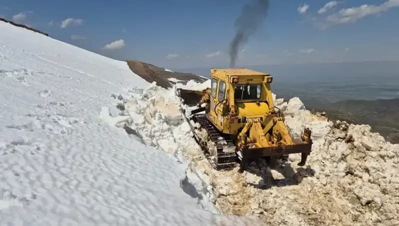 Nisan Ayında 2 Metreyi Bulan Kar, Yol Açma Çalışmalarını Zorlaştırdı