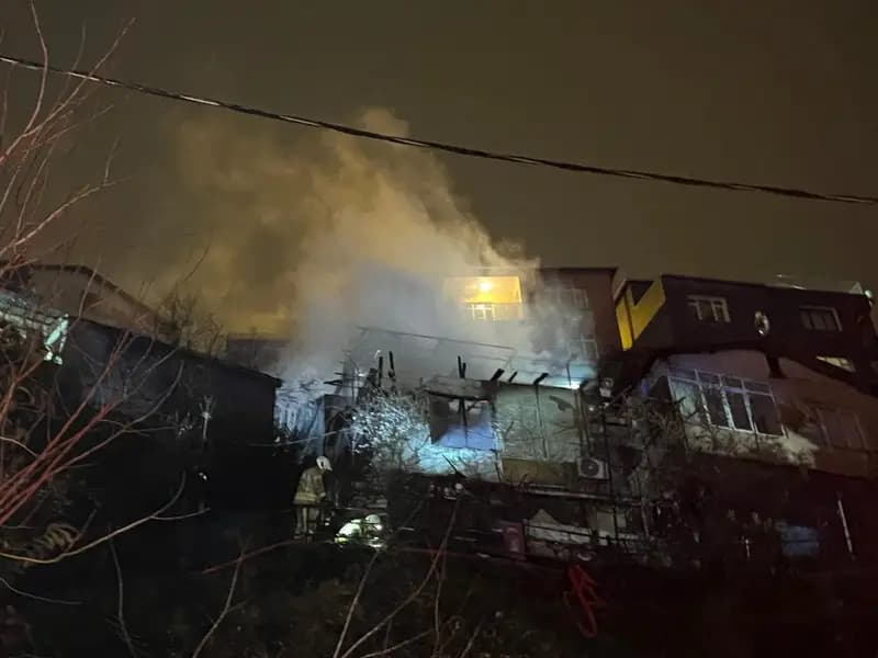 Sarıyer'de Gecekondu Yangını: 6 Yaralı, 2 Kişi Dumandan Etkilendi