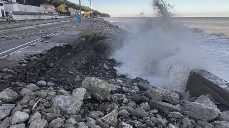 Karadeniz'de Dev Fırtına: Rüzgar Hızı 103 Kilometreyi Aştı, Samsun'da Üç Tekne Battı