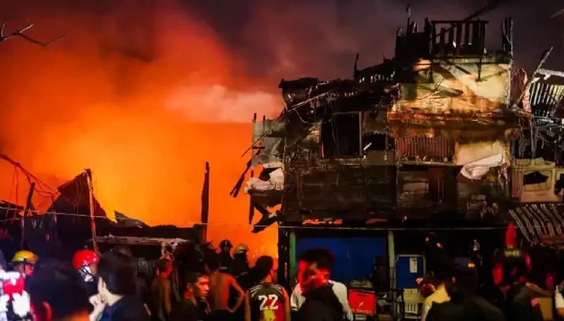 Filipinler'de Yangın Felaketi: 1000’den Fazla Aile Evsiz Kaldı