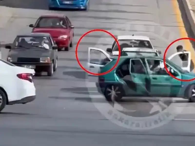 Trafikte Bıçak ve Kılıçlarla Saldırı: Olayda Gözaltılar Gerçekleşti!