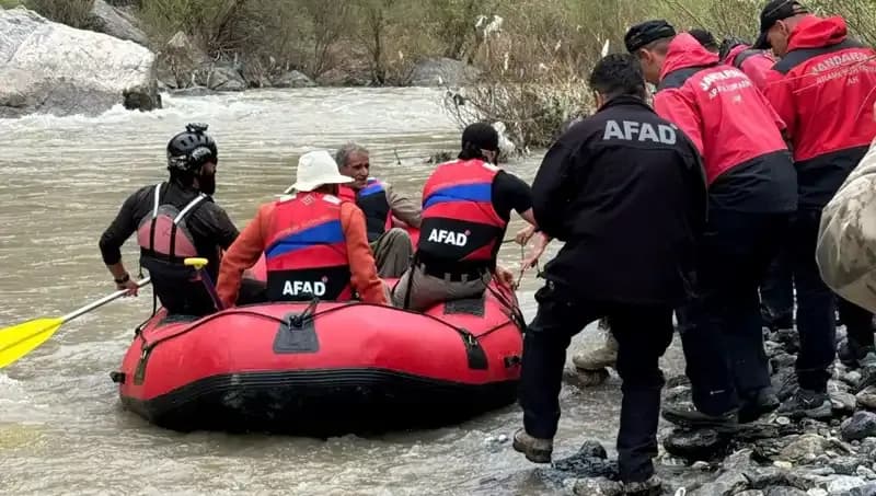 Zap Suyu'nda Mahsur Kalan 4 Kişi, Göz Gözü Görmeyen Durumda Kurtarıldı