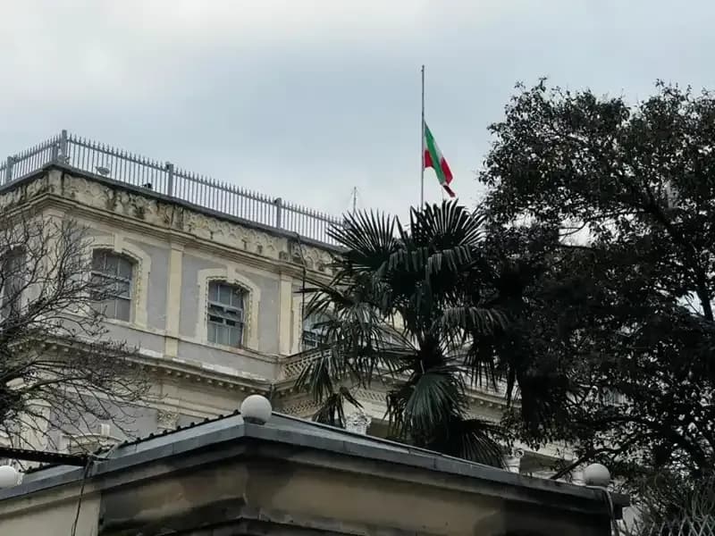 İran Konsolosluğu'nda Duygusal Gelişme: Bayraklar Yarıya İnildi