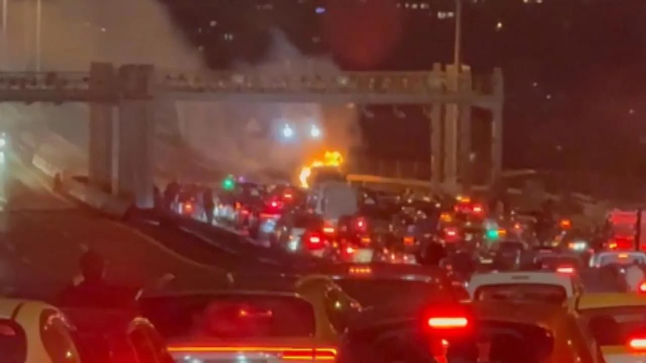 15 Temmuz Şehitler Köprüsü'nde Otomobil Yangını Söndürüldü