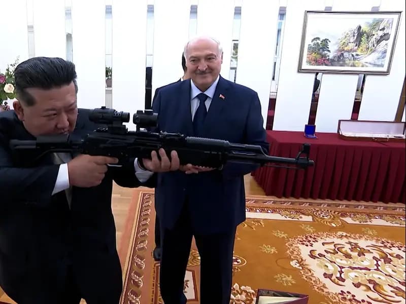 Lukaşenko, Kim Jong Un'a Tüfek Hediye Etti: Düşmanlık Mesajı