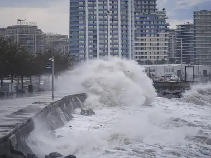 Meteorolojiden Denizlerde Fırtına Uyarısı: Feribot Seferleri İptal Ediliyor