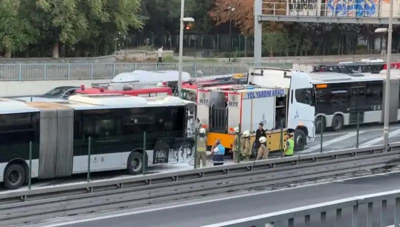 İstanbul Metrobüsünde Yangın: Trafik Felç Oldu!