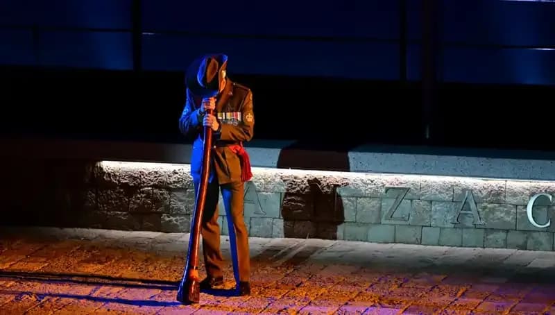 Anzak Koyu'nda Duygu Dolu "Şafak Ayini" İle Tarih Yeniden Canlandı