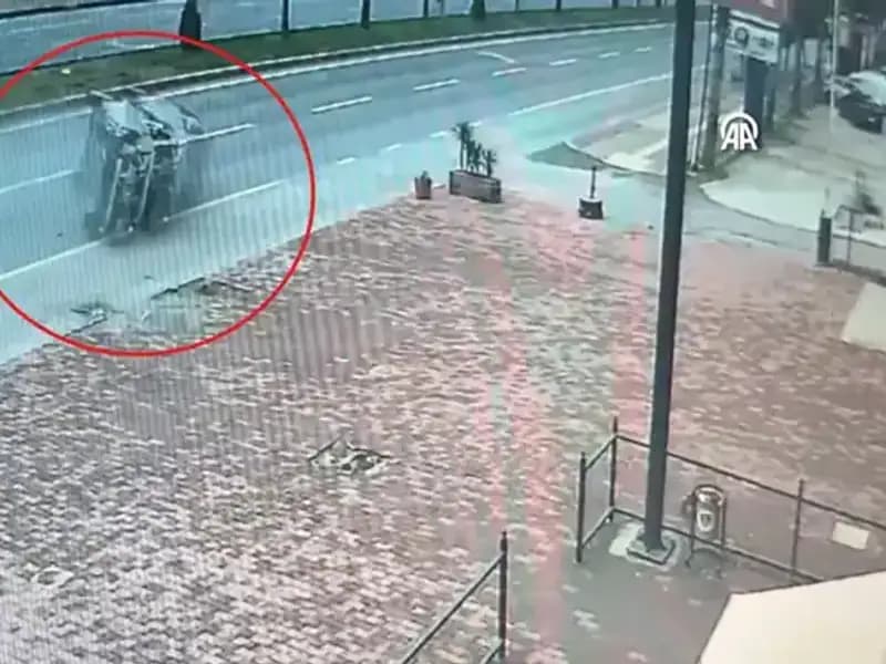 Güvenlik Kamerasında Görüntülendi: İki Kişinin Yaralandığı Korkunç Kaza