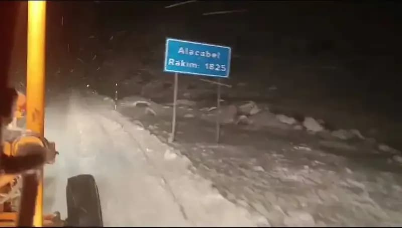 Antalya'da Beklenmedik Kar Yağışı Şaşkınlık Yarattı