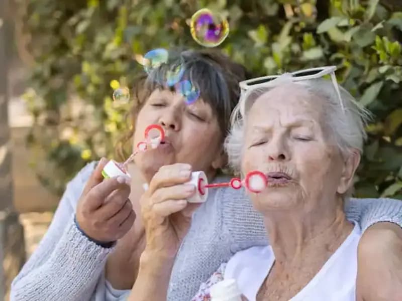 100 Yaşındaki İki Kadın: Uzun Yaşamanın Sırrı Diyet ve Egzersiz Değil!