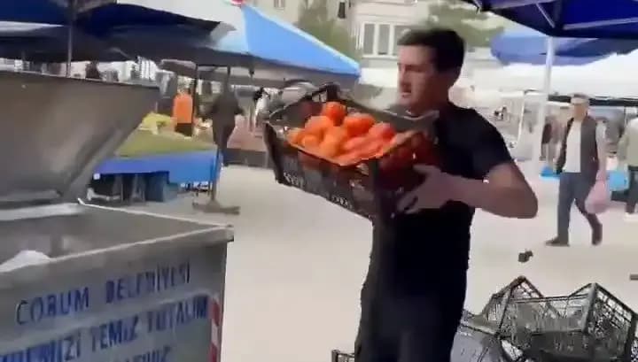Domatesleri Çöpe Döken Pazarcıya Rekor Para Cezası Verildi