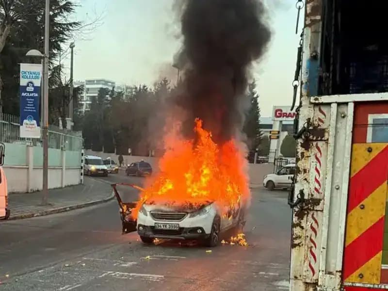 Korku Dolu Anlar: Alev Alan Araç, Diğer Otomobillere Çarptı