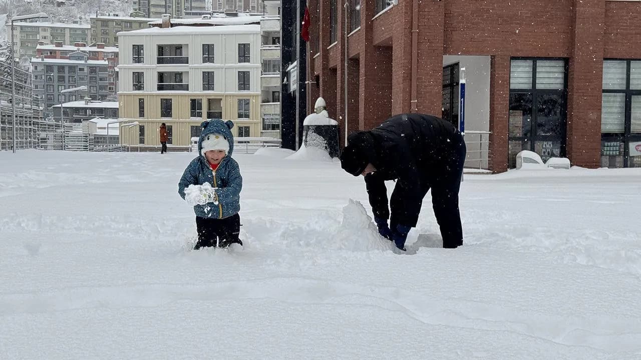 Artvin ve Rize’de eğitime kar engeli