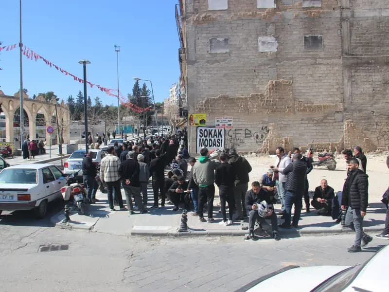 Şanlıurfa'da APP Plaka Değişimi İçin Uzun Kuyruklar Oluştu