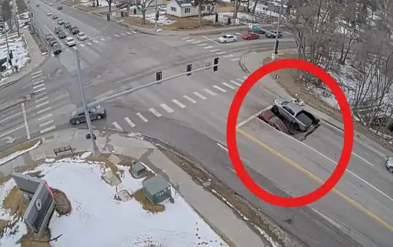 ABD'de Yer Yarılması: Arabaların Yutulması Kameralara Yansıdı