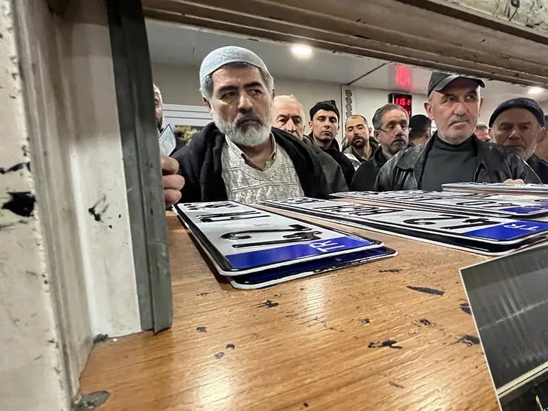 Plaka Değişimi İçin Uzun Kuyruklar Oluştu, Süre Kısıtlı