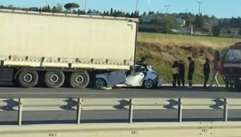 Kuzey Marmara Otoyolu'nda Feci Kaza: Otomobil TIR'ın Altında Can Verdi
