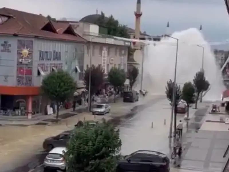 İçme Suyunda Dehşet Anları: Patlayan Boru Suya Doyurdu!