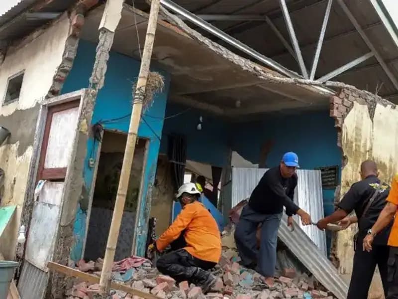Endonezya'da 5,7 Büyüklüğünde Deprem: 8 Ev Çöktü, Vatandaşlar Panik İçinde!