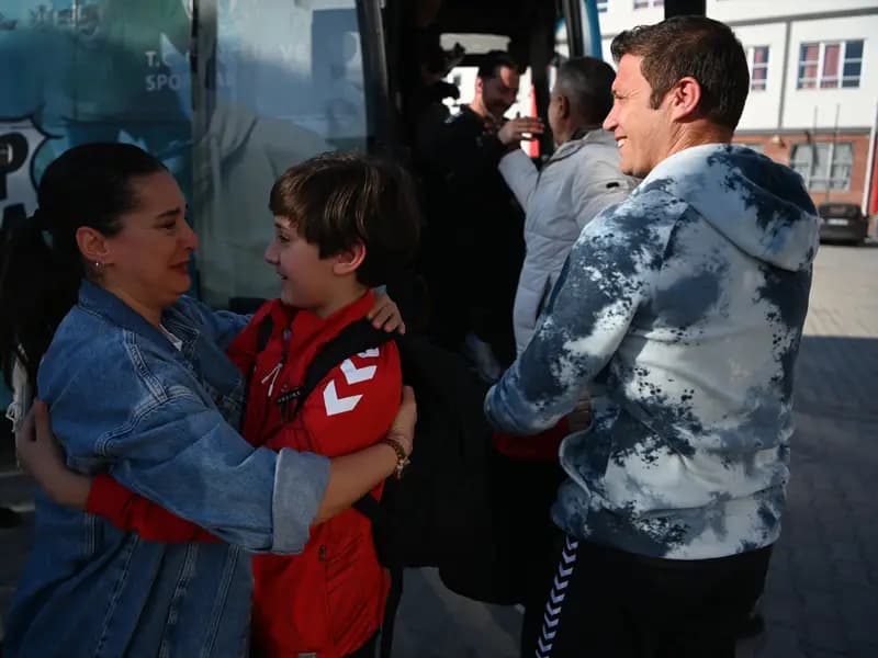 Katar'da Mahsur Kalan Türk Sporcular Türkiye'ye Döndü