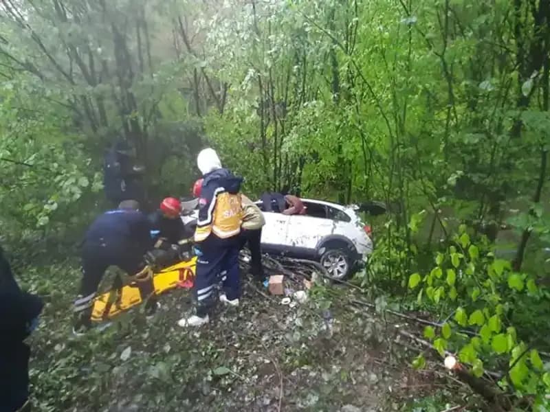 Direksiyon Kontrolü Kaybettikten Sonra Ormana Uçan Araçta Can Pazarının Detayları