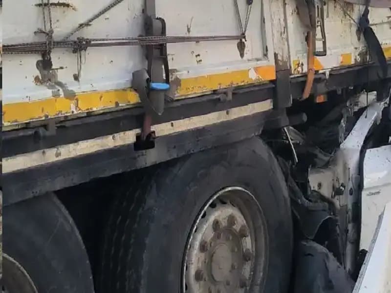 TIR'a Arkadan Ok Gibi Saplanan 15 Yaşındaki Genç, Polisin Müdahalesiyle Hayata Döndü