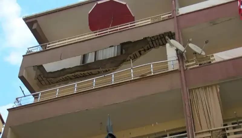 Güngören'de Şok Eden Olay: Beş Katlı Binanın Balkonu Çöktü