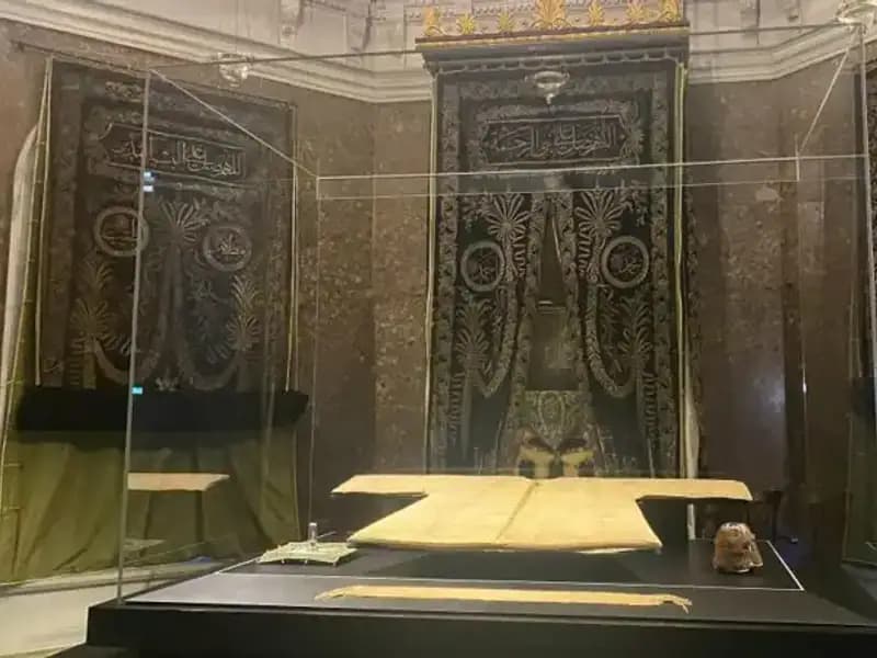 Hırka-i Şerif Ziyaretçilerine Kapılarını Açıyor: Müslüman Dünyasında Benzersiz Bir Deneyim