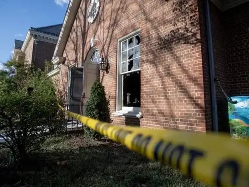 ABD'de Valiye Ait Evin Kundaklanması, Siyasi Tartışmaları Beraberinde Getirdi