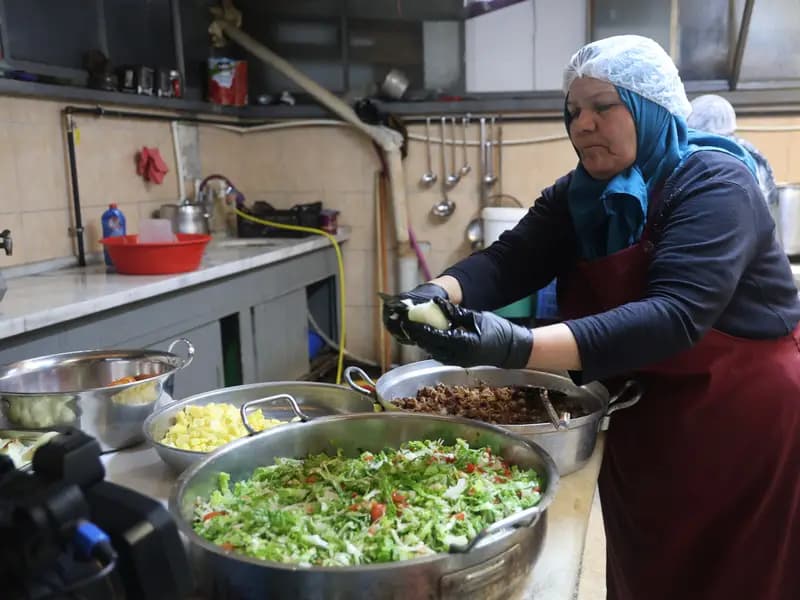 Emekli Öğretmen Sema Aydın, Kimsesizlere Annelik Yapıyor