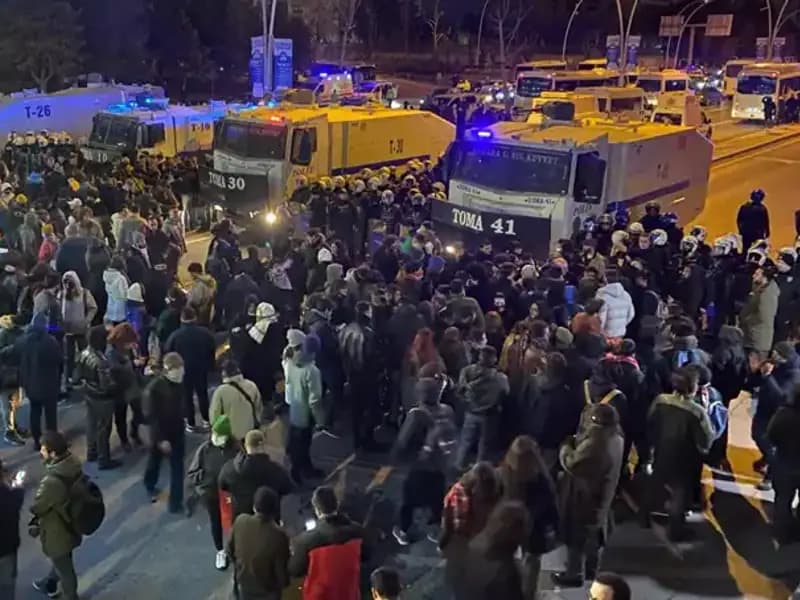İstanbul ve Ankara'da Öğrenciler İmamoğlu İçin İsyan Etti: Gözaltılar ve Diploma İptali Protesto Edildi