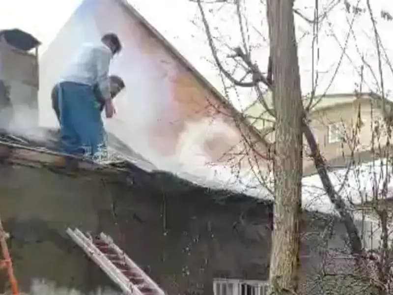 Hakkari'de Korkutan Ev Yangını: Alevler Çok Sayıda İşyerine Zarar Verdi