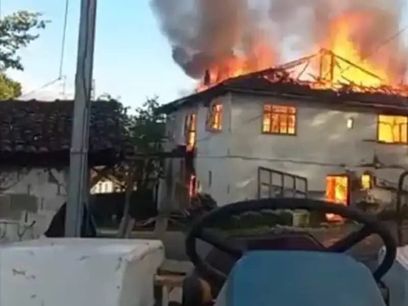İki Katlı Evde Çıkan Yangın: Mahallede Panik DeğİL, Kurtarma Mücadelesi