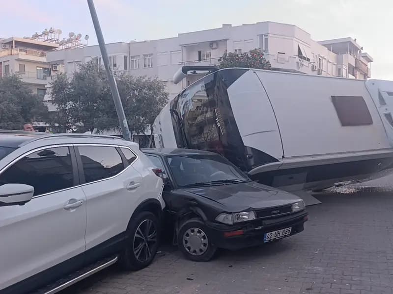 Manavgat'ta Servis Minibüsü Zincirleme Kazaya Neden Oldu
