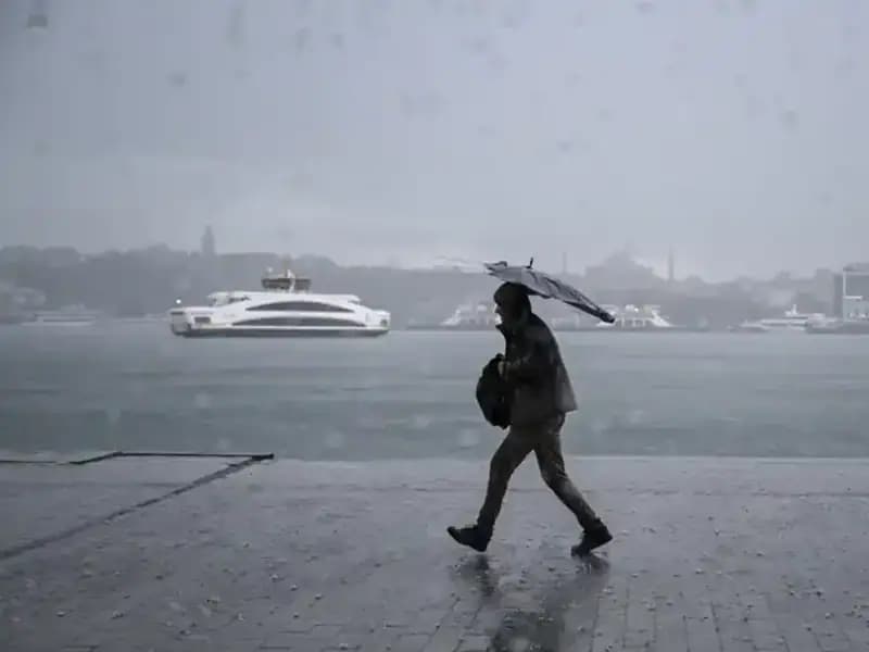 İstanbul'da Sert Lodos ve Şiddetli Yağmur: 17 İl İçin Fırtına Uyarısı