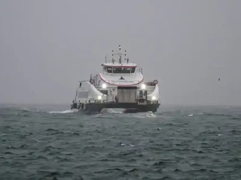 İzmir'de Fırtına Nedeniyle Vapur Seferleri İptal Edildi: Seyahat Planlarınızı Gözden Geçirin!