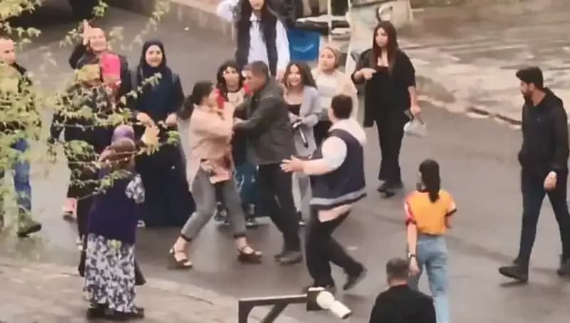 Adliye Önünde Tekmeli Yumruklu Kavga: Güvenlik Kameralarına Yansıyan O Anlar